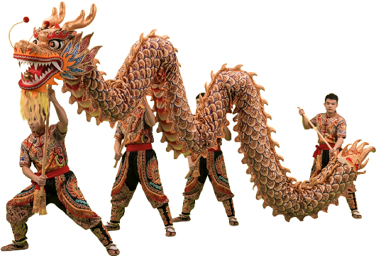 La danza tradicional del dragón chino sosteniendo una gran estructura articulada con tonos dorados y rojos.