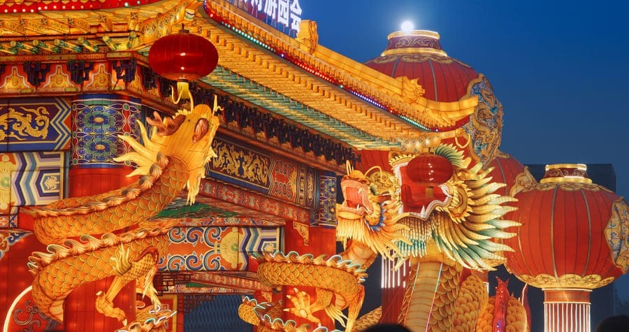 Un templo tradicional decorado con farolillos festivos.