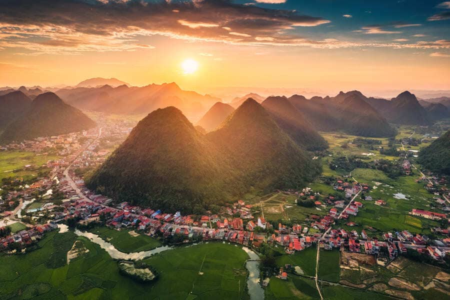 Atardecer detrás de las montañas en Yangshuo, China.