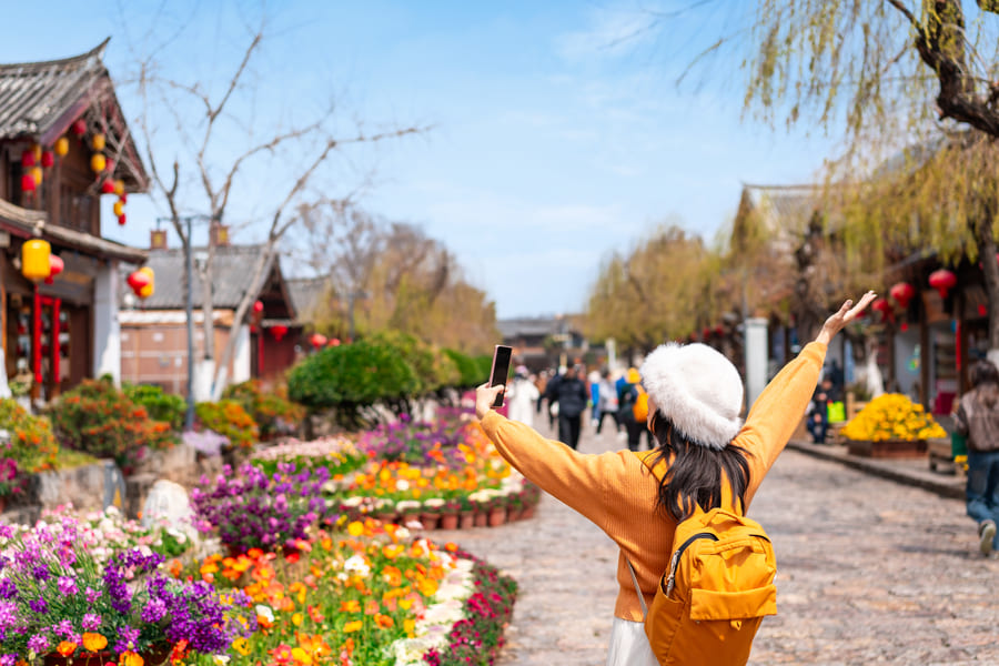 Pueblo antiguo en China, rodeada de vibrantes flores.